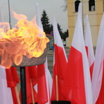 płonący znicz i flagi bialo-czerwone.JPG