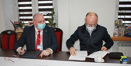 Burmistrz Grajewa i Wykonawca podpisują umowę 1.JPG
