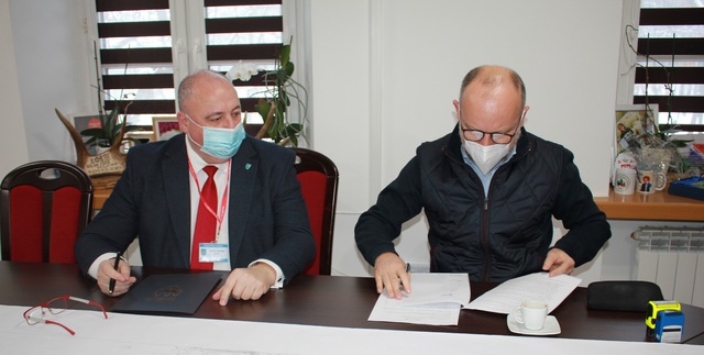 Burmistrz Grajewa i Wykonawca podpisują umowę 1.JPG