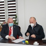 Burmistrz Grajewa i Wykonawca podpisują umowę3.JPG