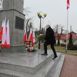 Burmistrz kładzie kwiaty pod Pomnikiem.JPG