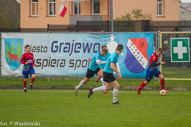 Mecz Warmia Grajewo - Krypnianka, piłkarze biegnący po boisku