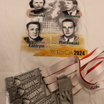 Koszulka i medale Biegu Tropem Wilczym 2024.jpg