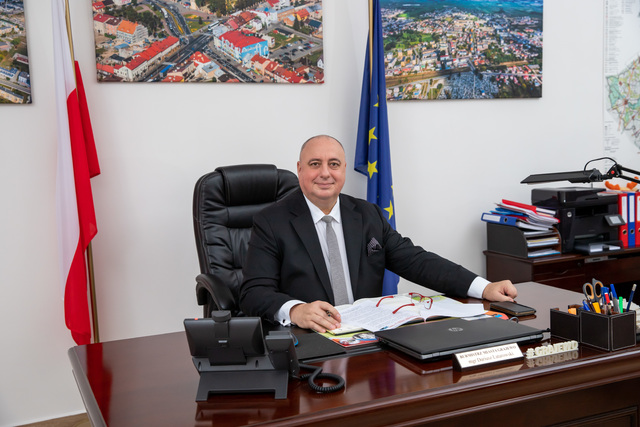 Burmistrz Miasta Grajewo Dariusz Latarowski w swoim gabinecie w Urzędzie Miasta